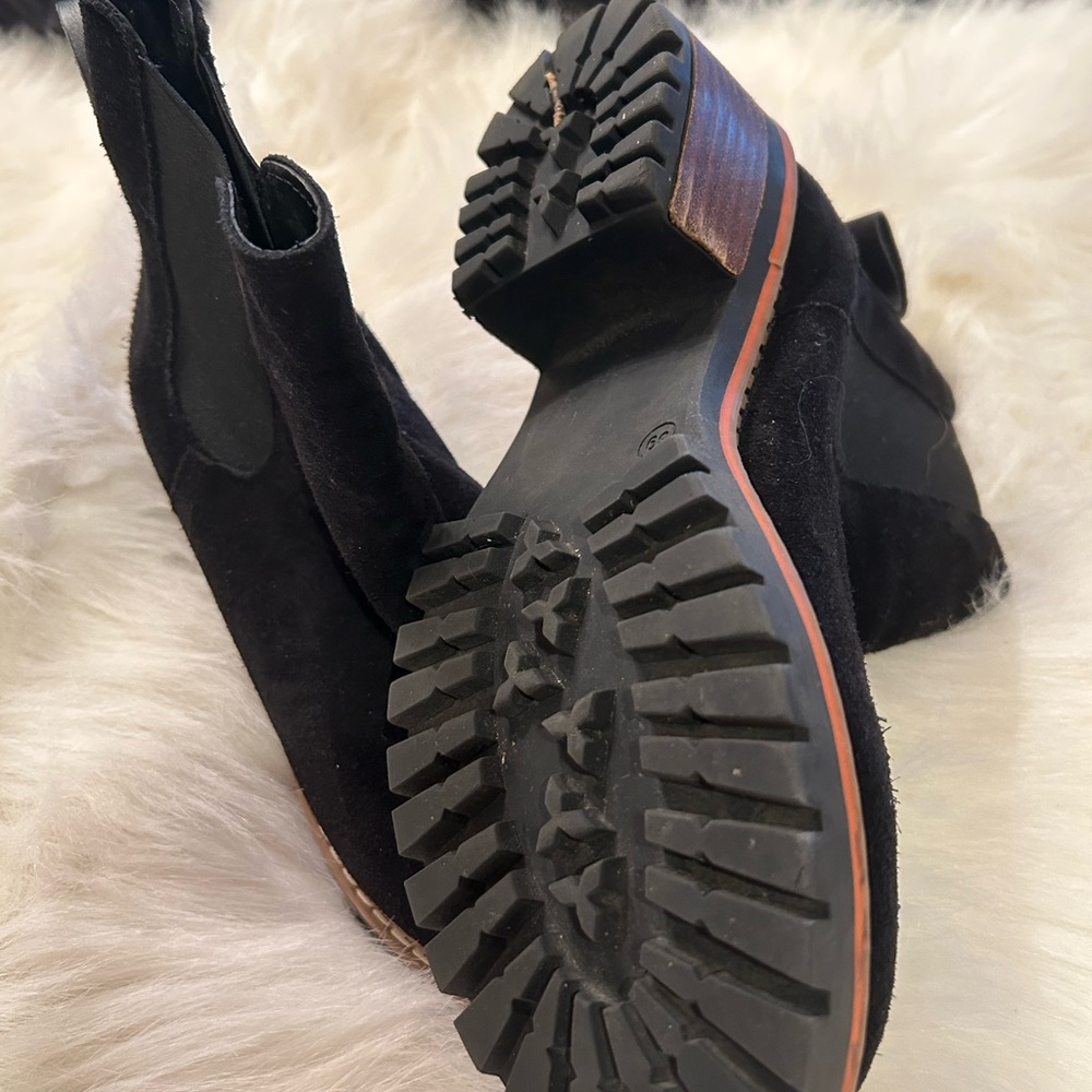 Universal Thread Size 8 Leather Boots - image 2